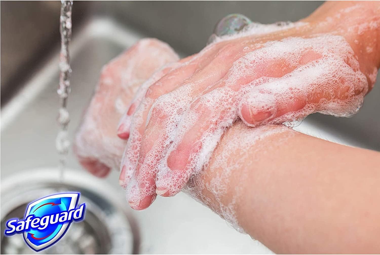 Texture soyeuse du savon Safeguard beige sur peau