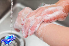 Texture soyeuse du savon Safeguard beige sur peau