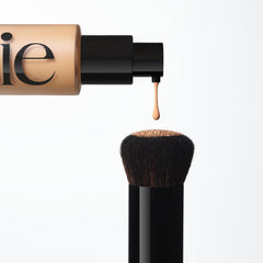 Saie brosse-base : idéal avec Glowy Super Skin Tint pour un teint lumineux