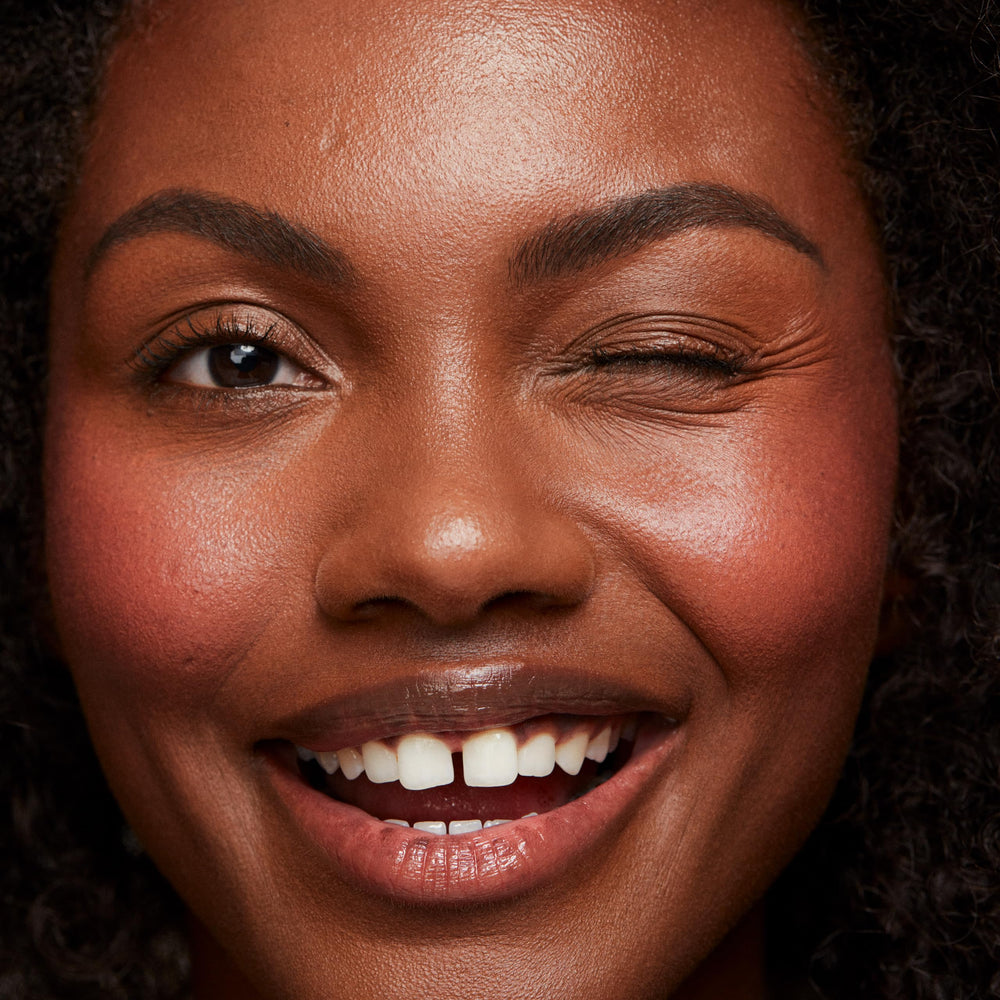 Texture crème du Dew Blush, fusion rapide avec la peau.