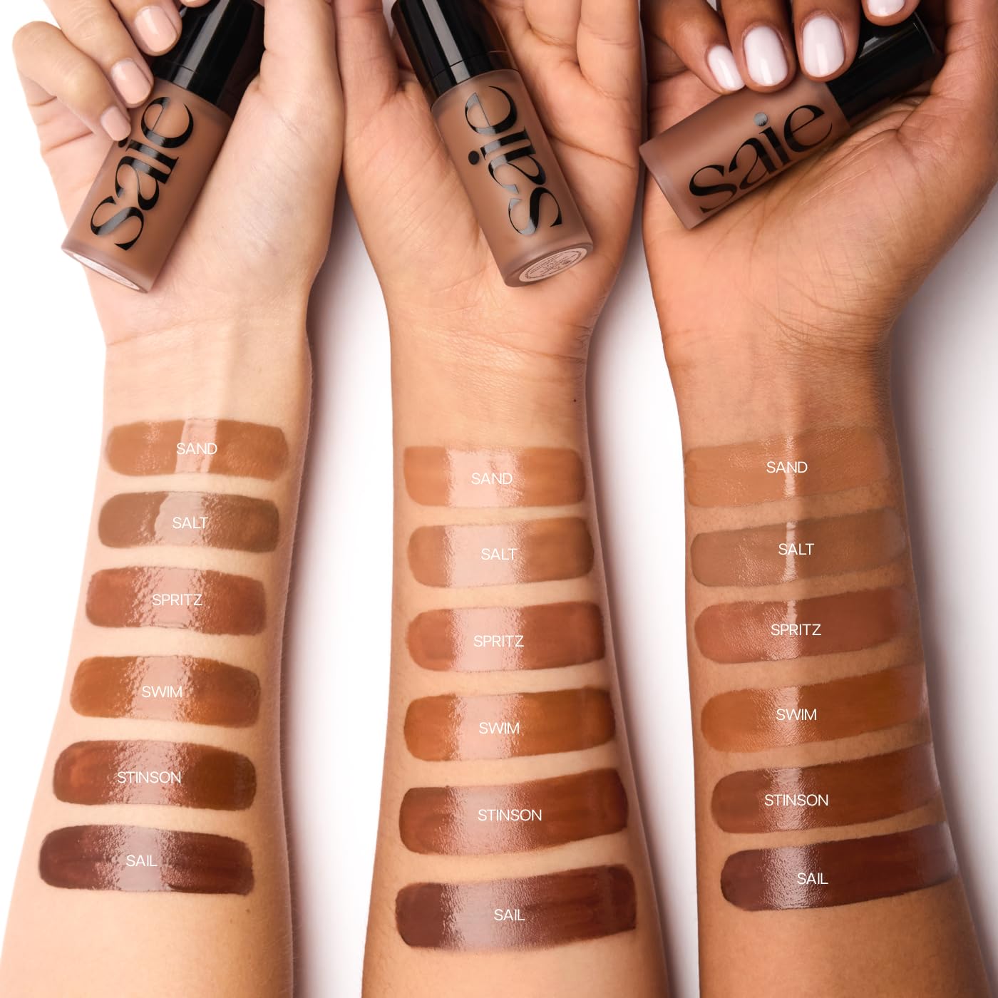 Mise en valeur des pommettes avec Saie Dew Bronze pour un bronzage subtil.