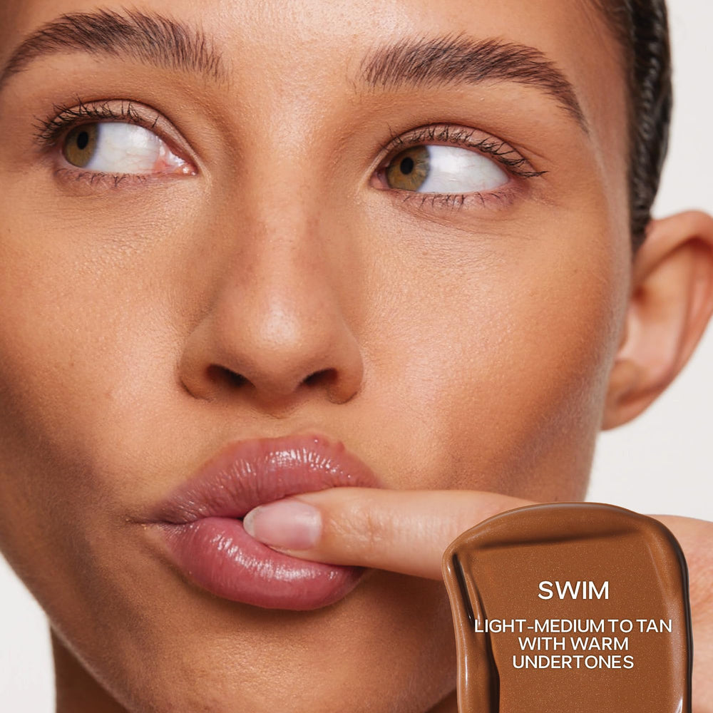 Texture hydratante de Saie Dew Bronze qui glisse facilement pour un éclat lumineux.