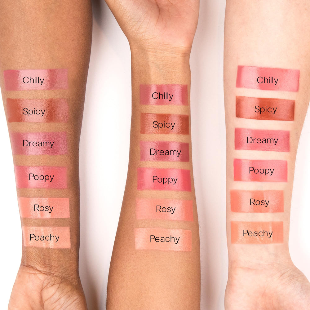 Saie Dew Liquid Blush swatch rose naturel pour un effet discret.