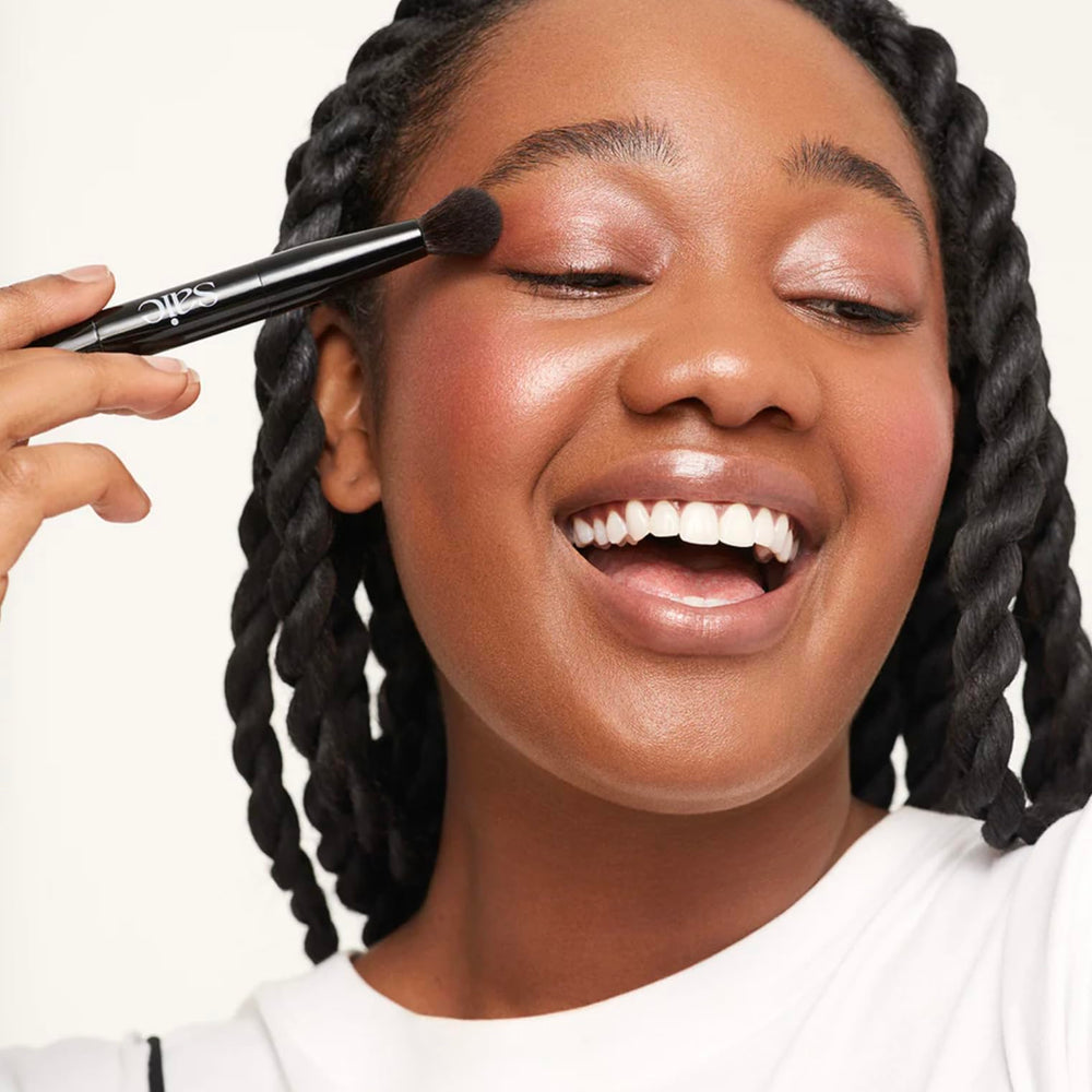 Saie The Double Brush, dispersion sans gaspillage pour une application homogène.