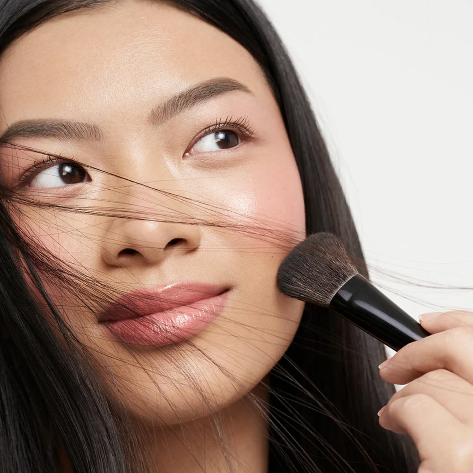 Saie The Double Brush, poils synthétiques doux pour une sensation agréable.