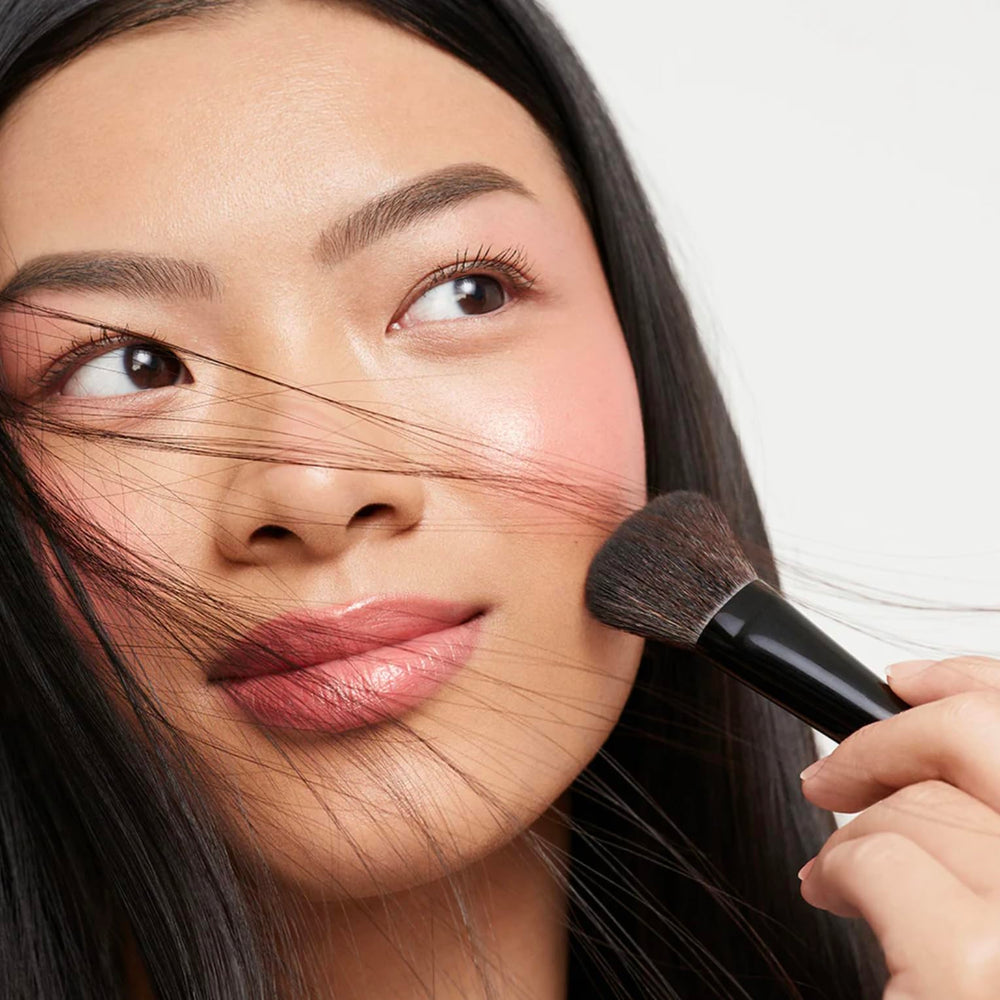 Saie The Double Brush, poils synthétiques doux pour une sensation agréable.