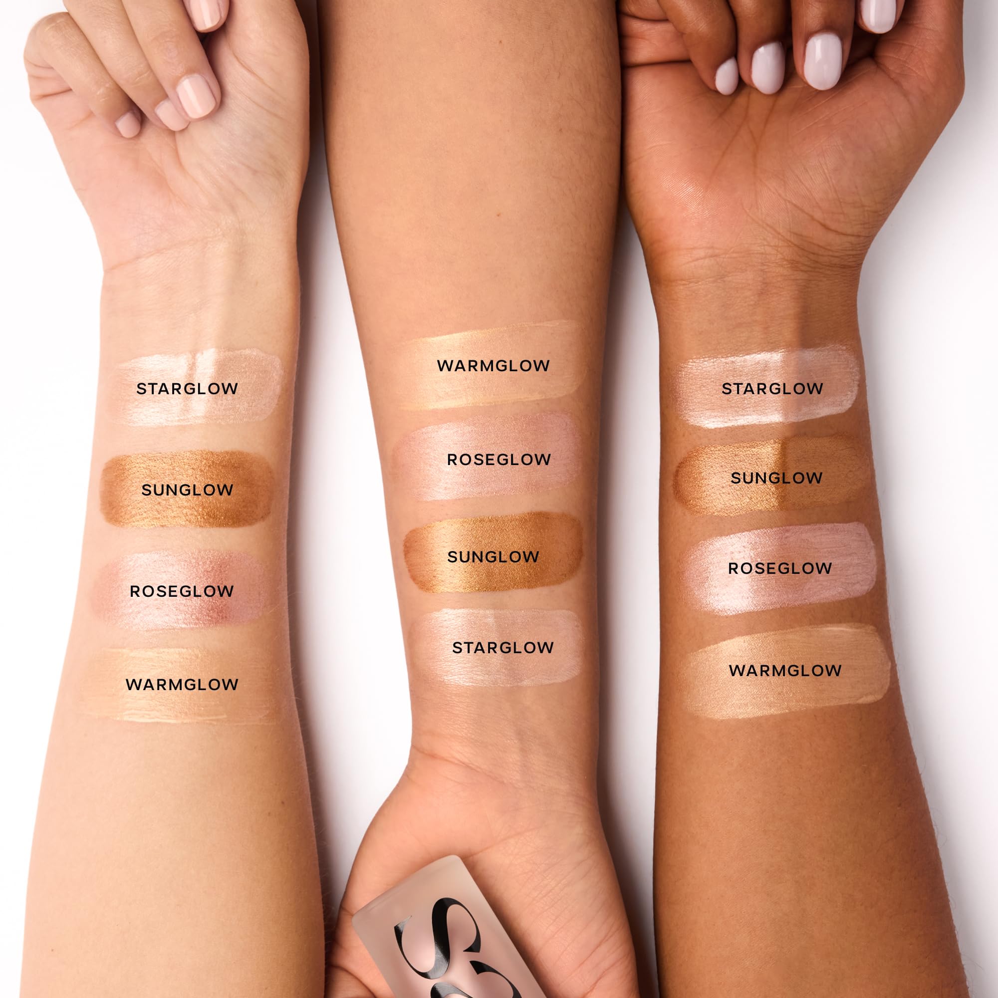 Saie Glowy Super Gel illumine le visage et le décolleté pour un effet peau-verre.