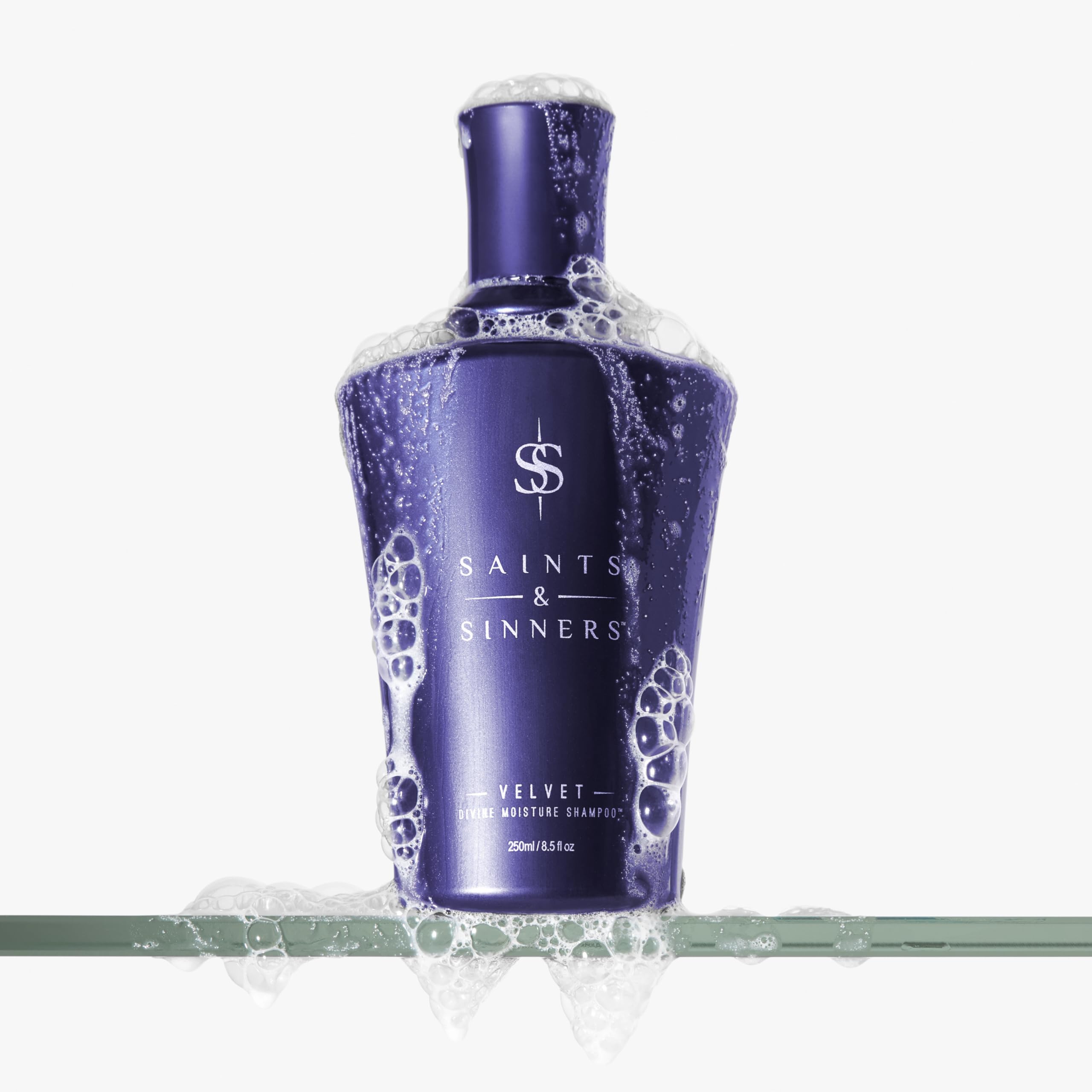 Utilisation Velvet Divine sous la douche pour cheveux hydratés et brillants.
