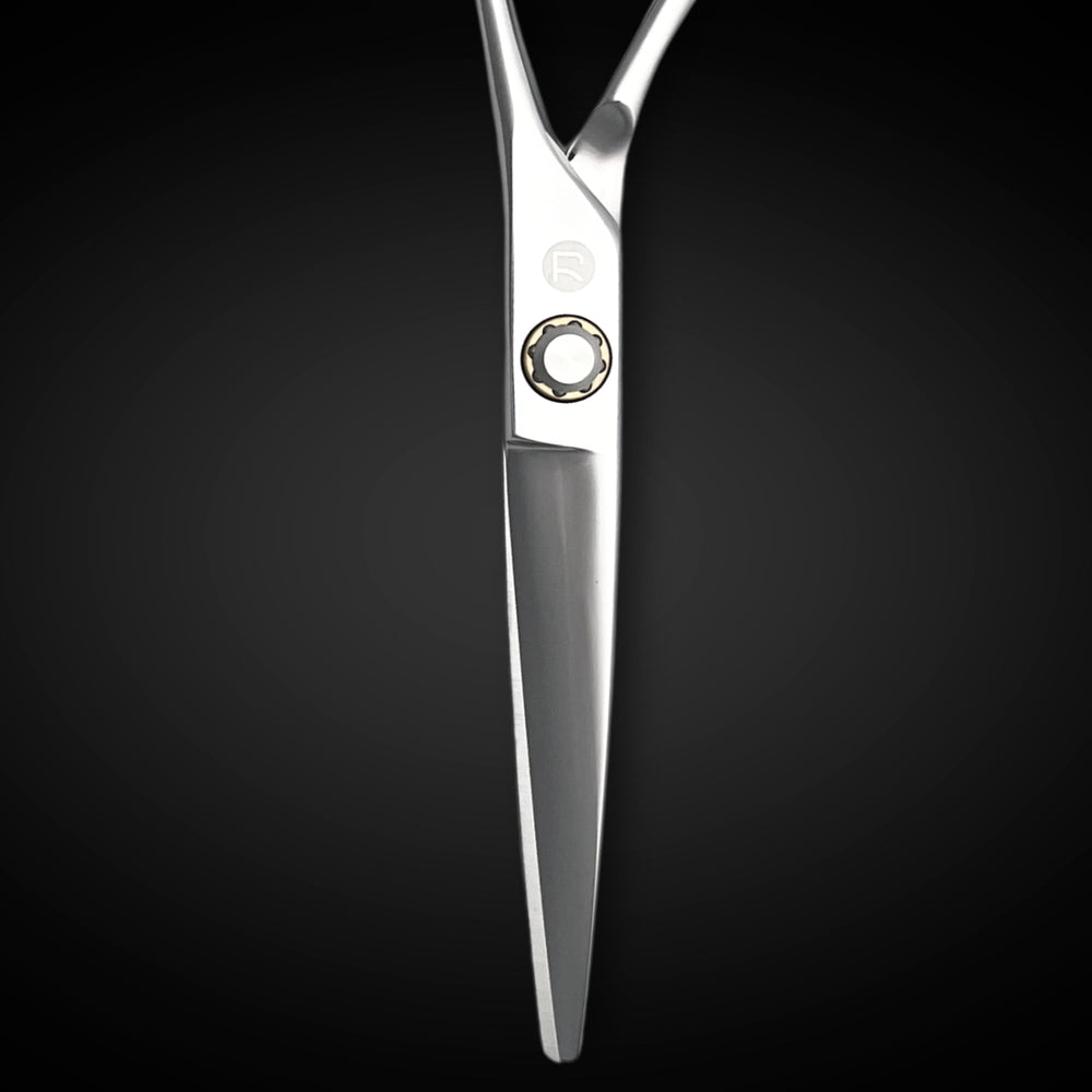 Saki Shears Musashi, finition lisse et prise en main sûre.