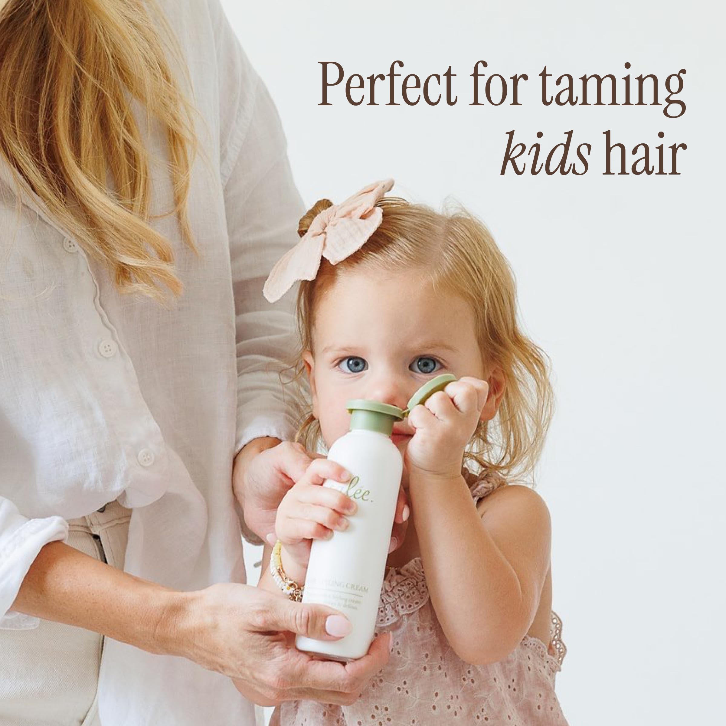 Glisse facile et retouches rapides avec Salee Crème de styling.