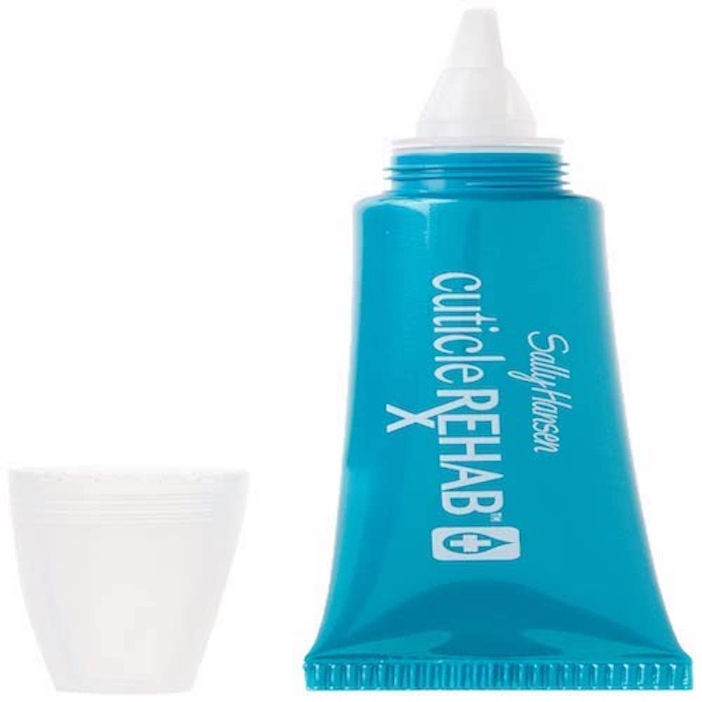 Mains visiblement hydratées après l’utilisation de Sally Hansen Cuticle Rehab.