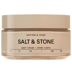 Salt & Stone Crème pour le corps – bouteille Safran & Cèdre, parfum durable.
