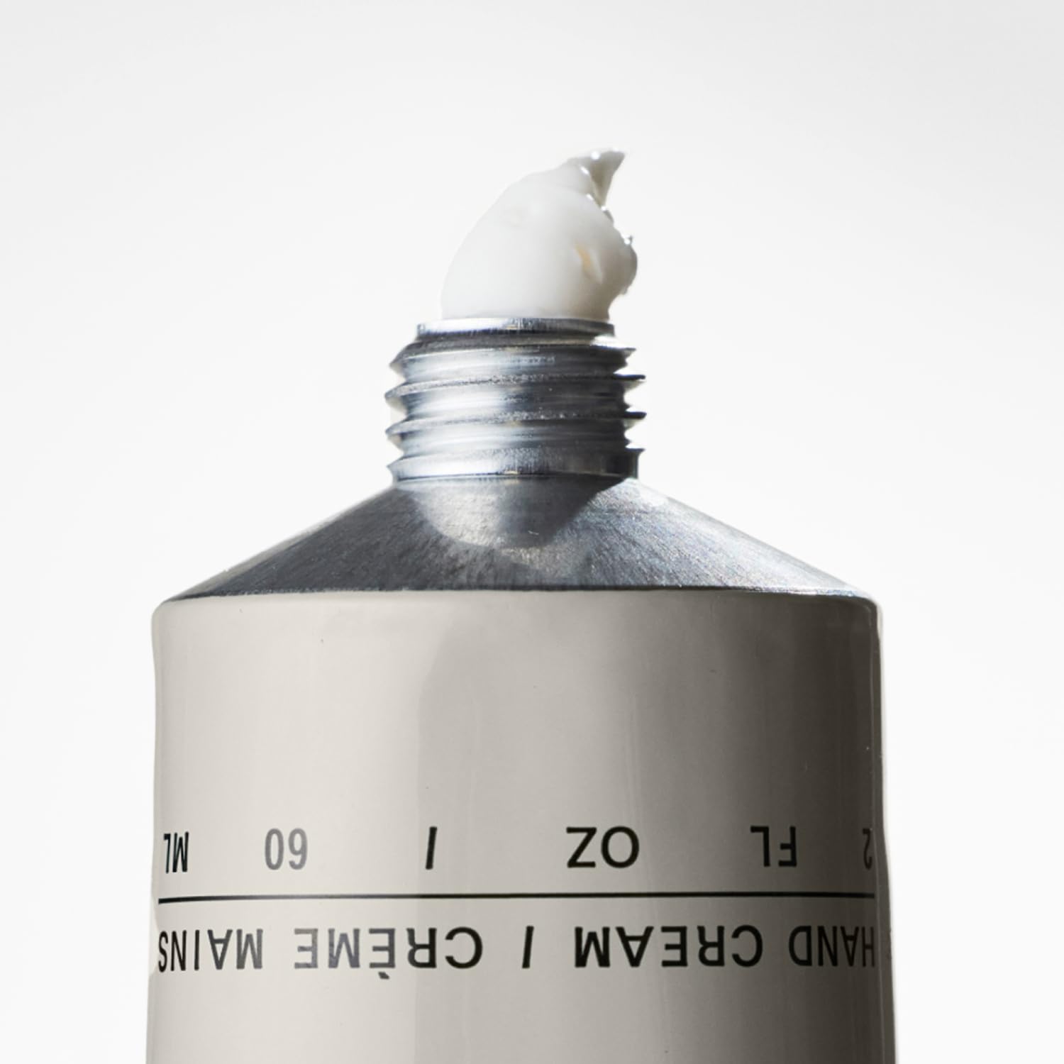 Usage quotidien Salt & Stone Santal Vetiver, prévient la sécheresse et apaise les mains.
