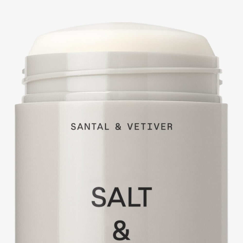 Salt & Stone Déodorant glisse sans laisser de traces visibles.