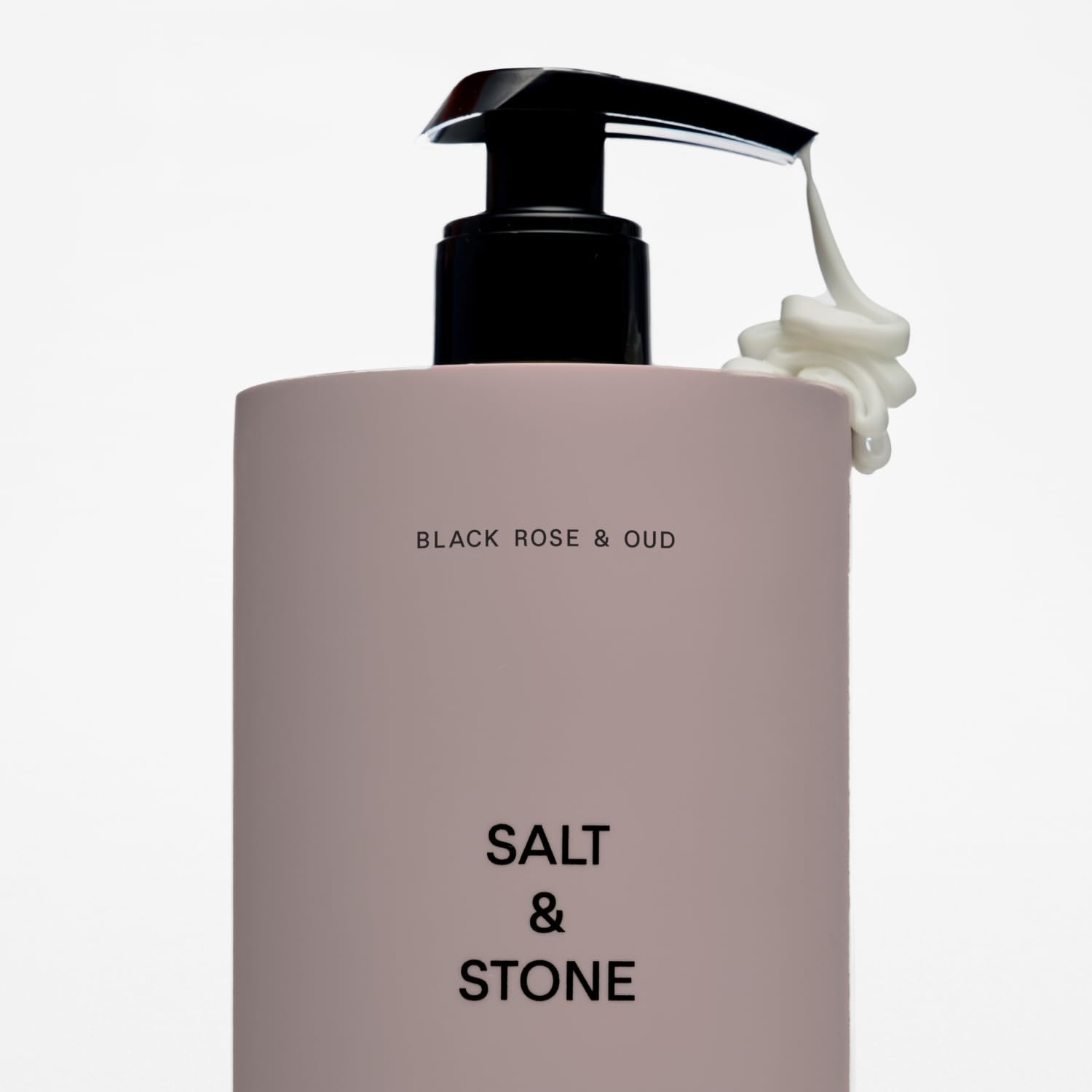 Lotion Salt & Stone: flacon noir élégant et packaging premium.