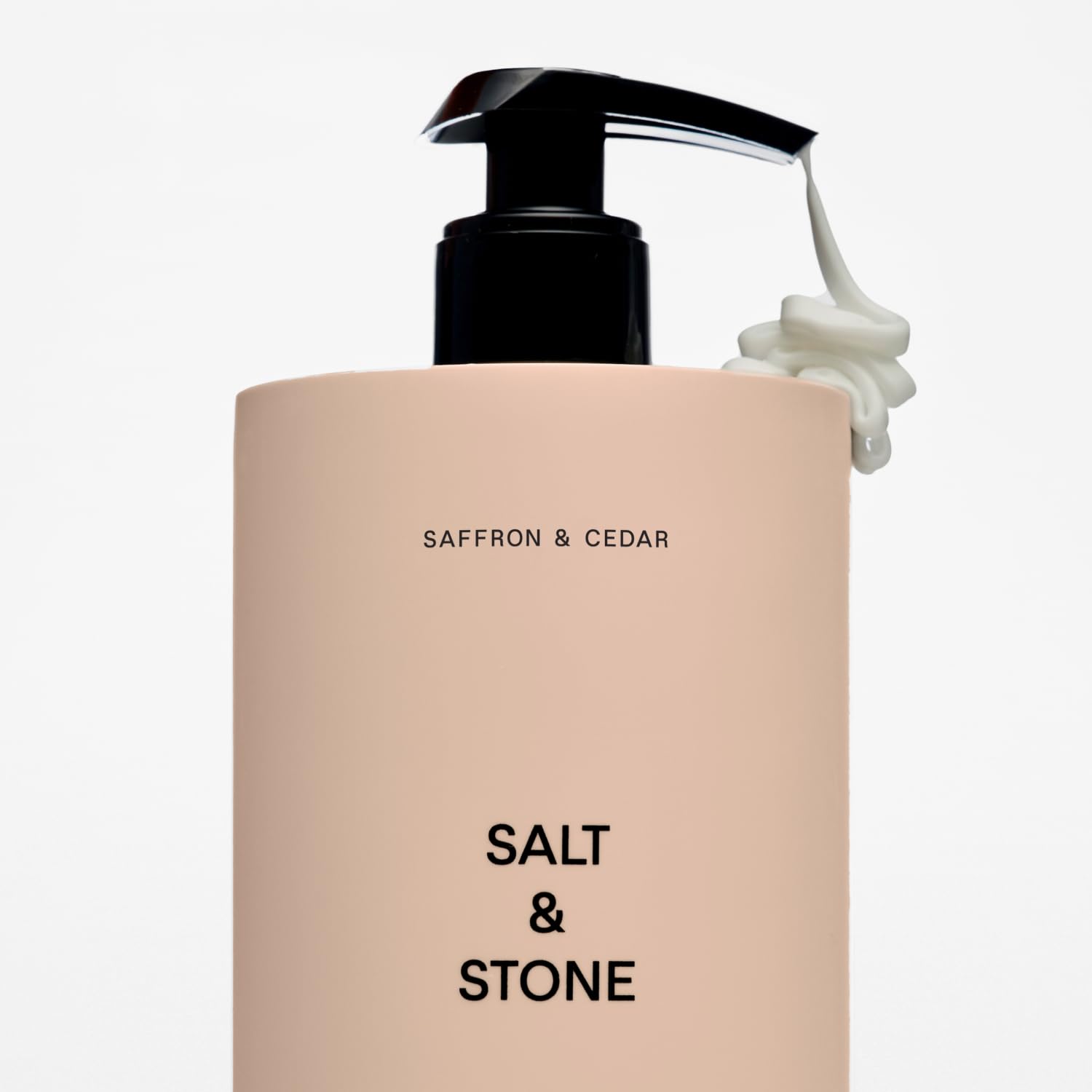 Parfum ambré Safran et Cèdre de Salt & Stone Lotion.
