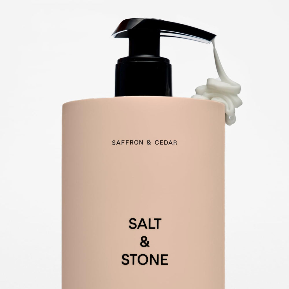Parfum ambré Safran et Cèdre de Salt & Stone Lotion.