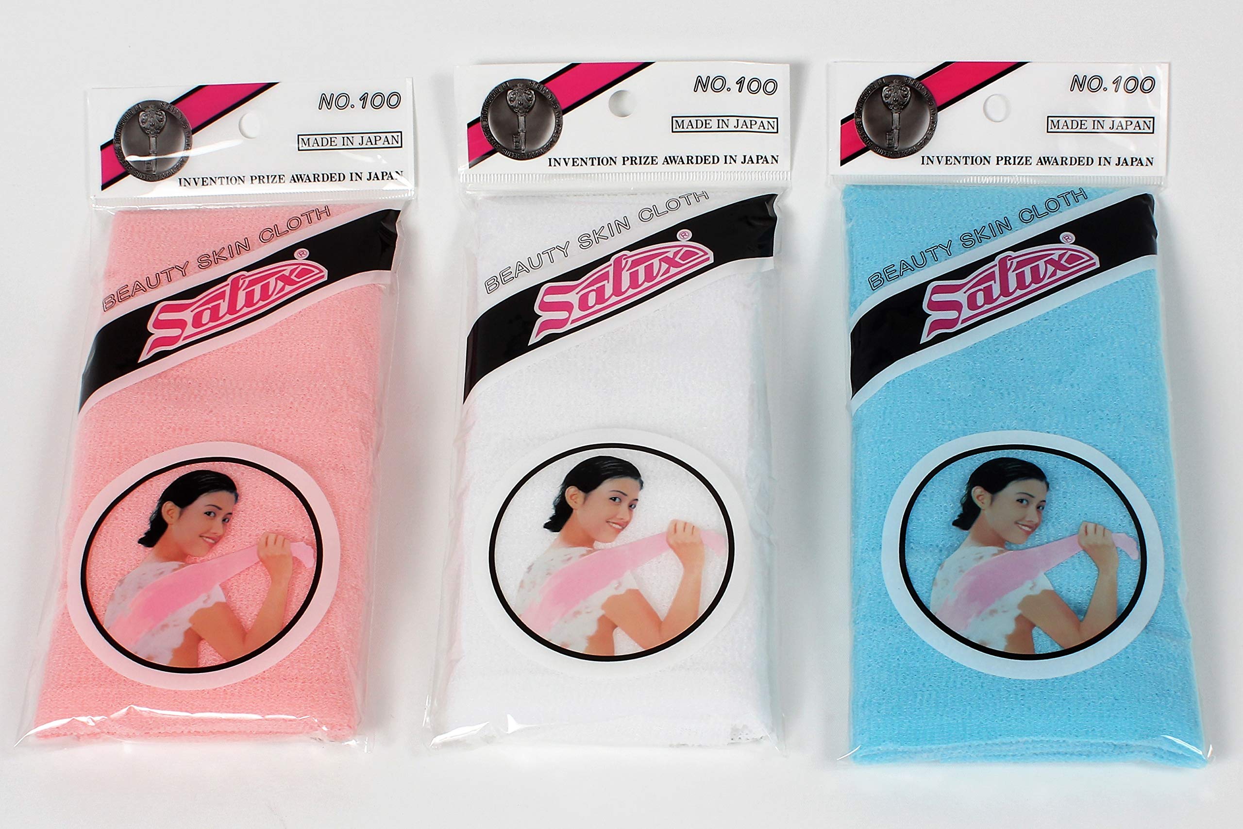 Salux chiffon pêche au premier plan pour un nettoyage en douceur de la peau.