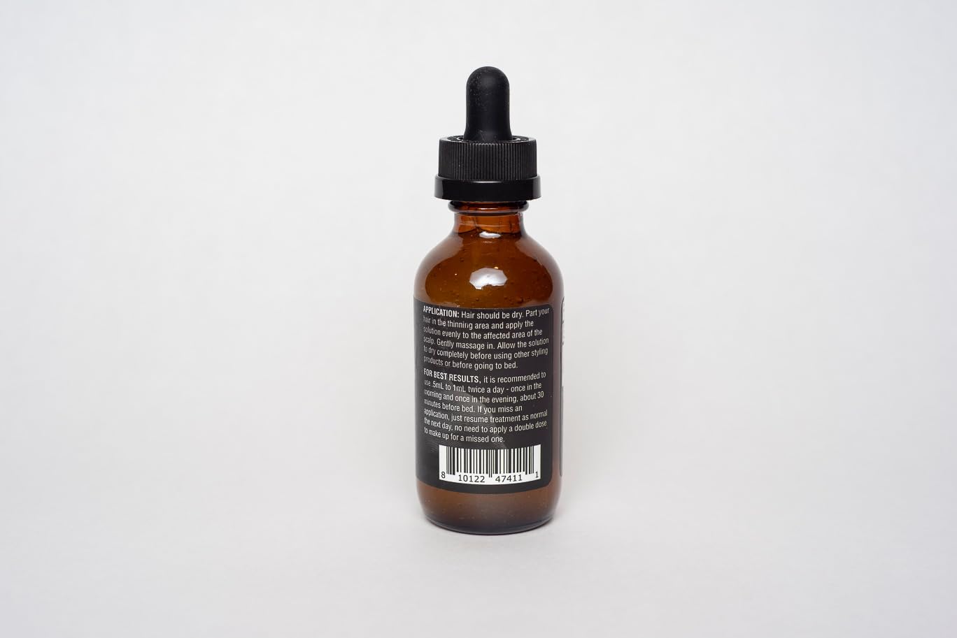 Massage doux du cuir chevelu avec le sérum Samson's Apothecary, pour une sensation rafraîchissante.