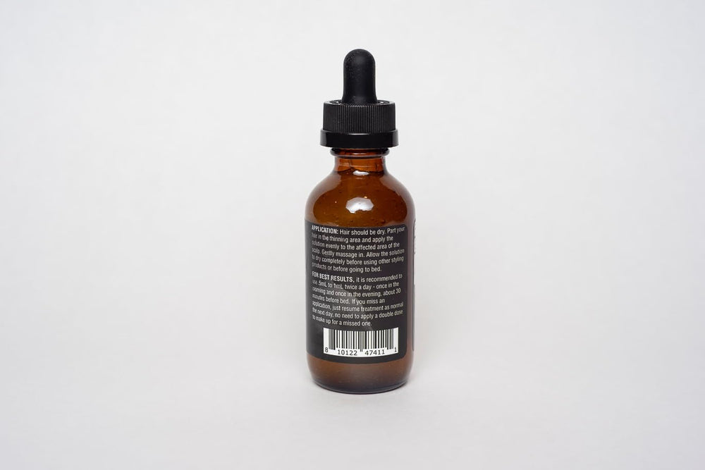 Massage doux du cuir chevelu avec le sérum Samson's Apothecary, pour une sensation rafraîchissante.