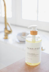 Savon Sand + Fog citron-verbena, etiquette du flacon, parfum agréable et usage quotidien.