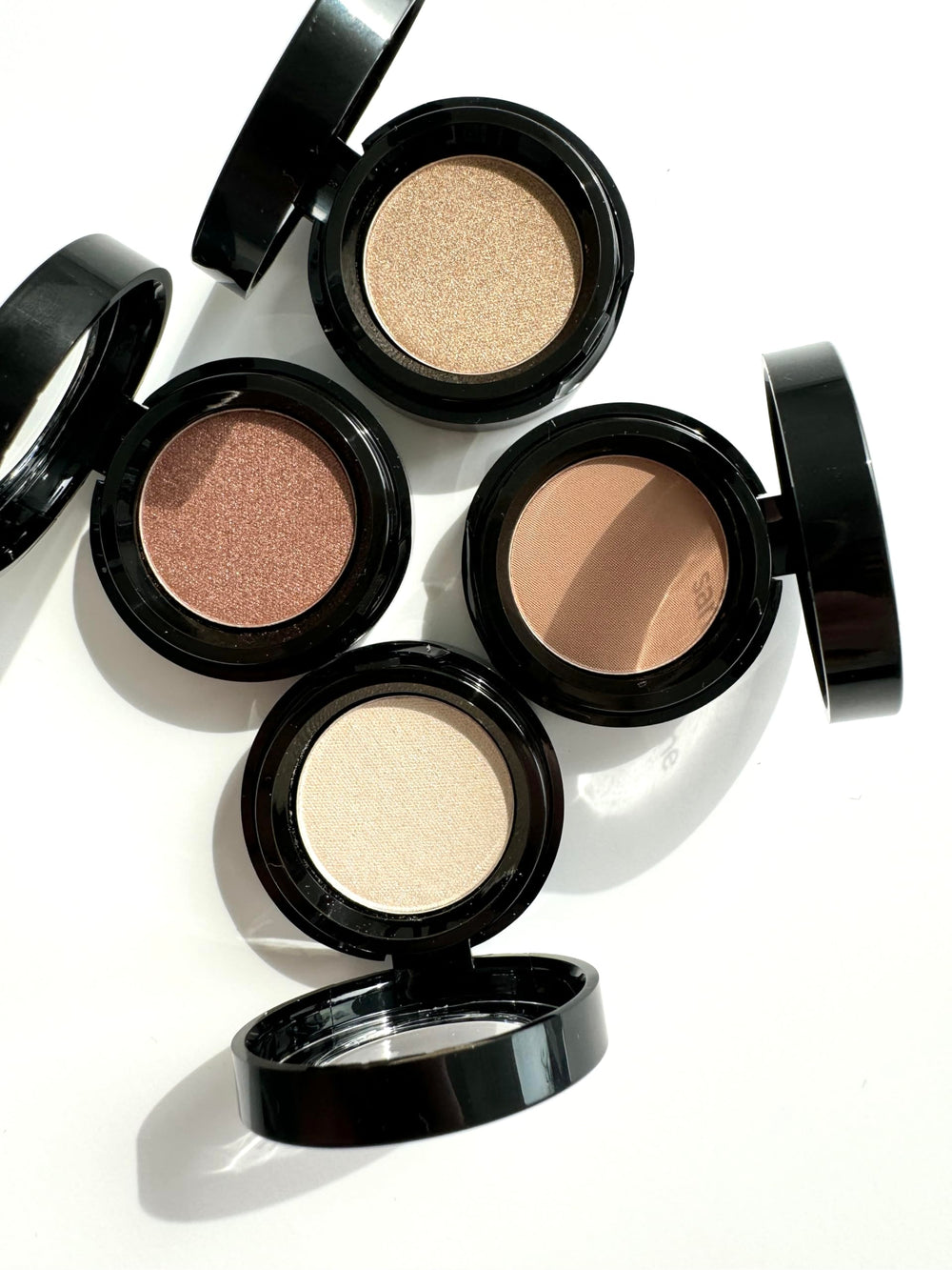 Application rapide de Sandstone Scandinavia Eyeshadow sur les paupières.