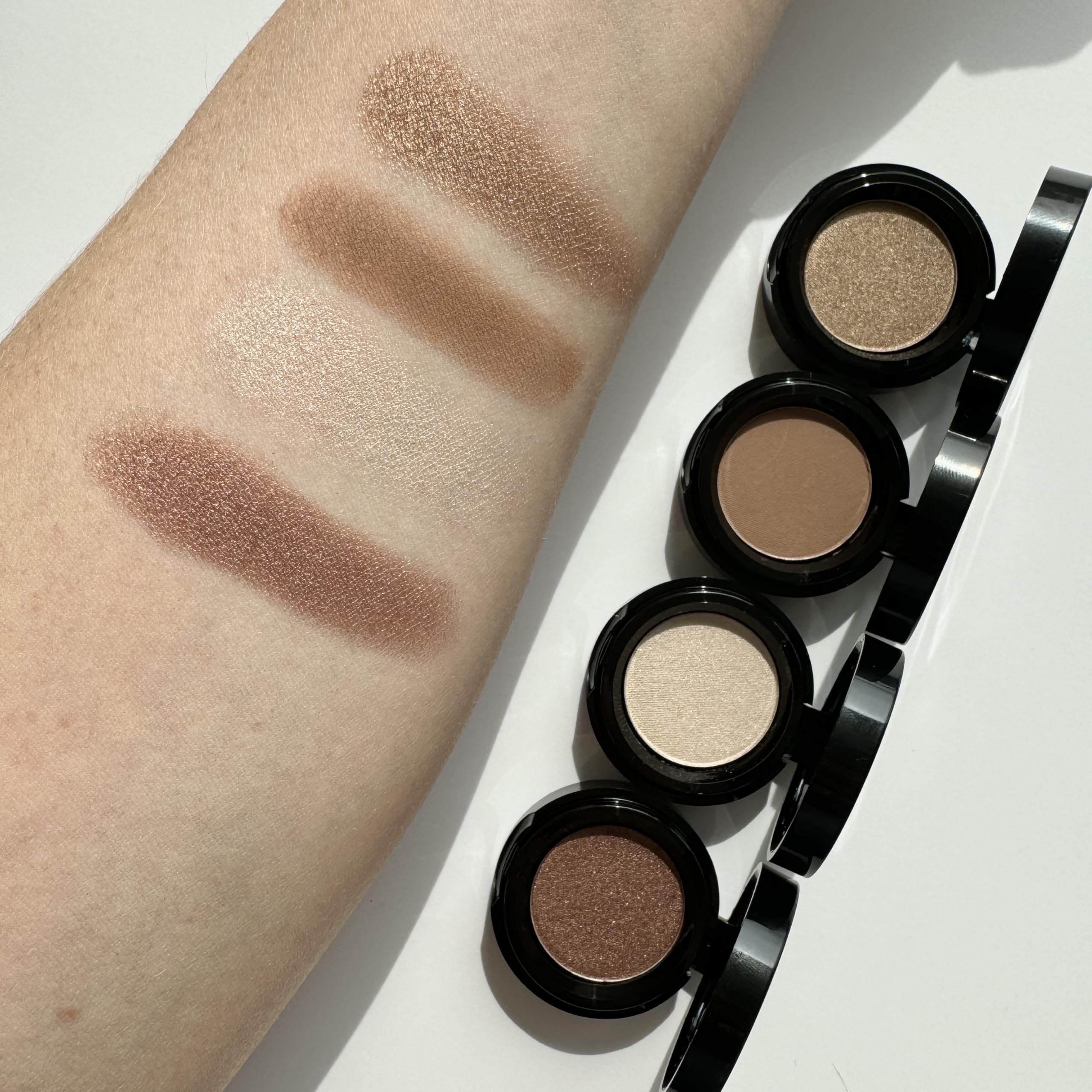 Look soirée avec Sandstone Scandinavia Eyeshadow brun scintillant 584.