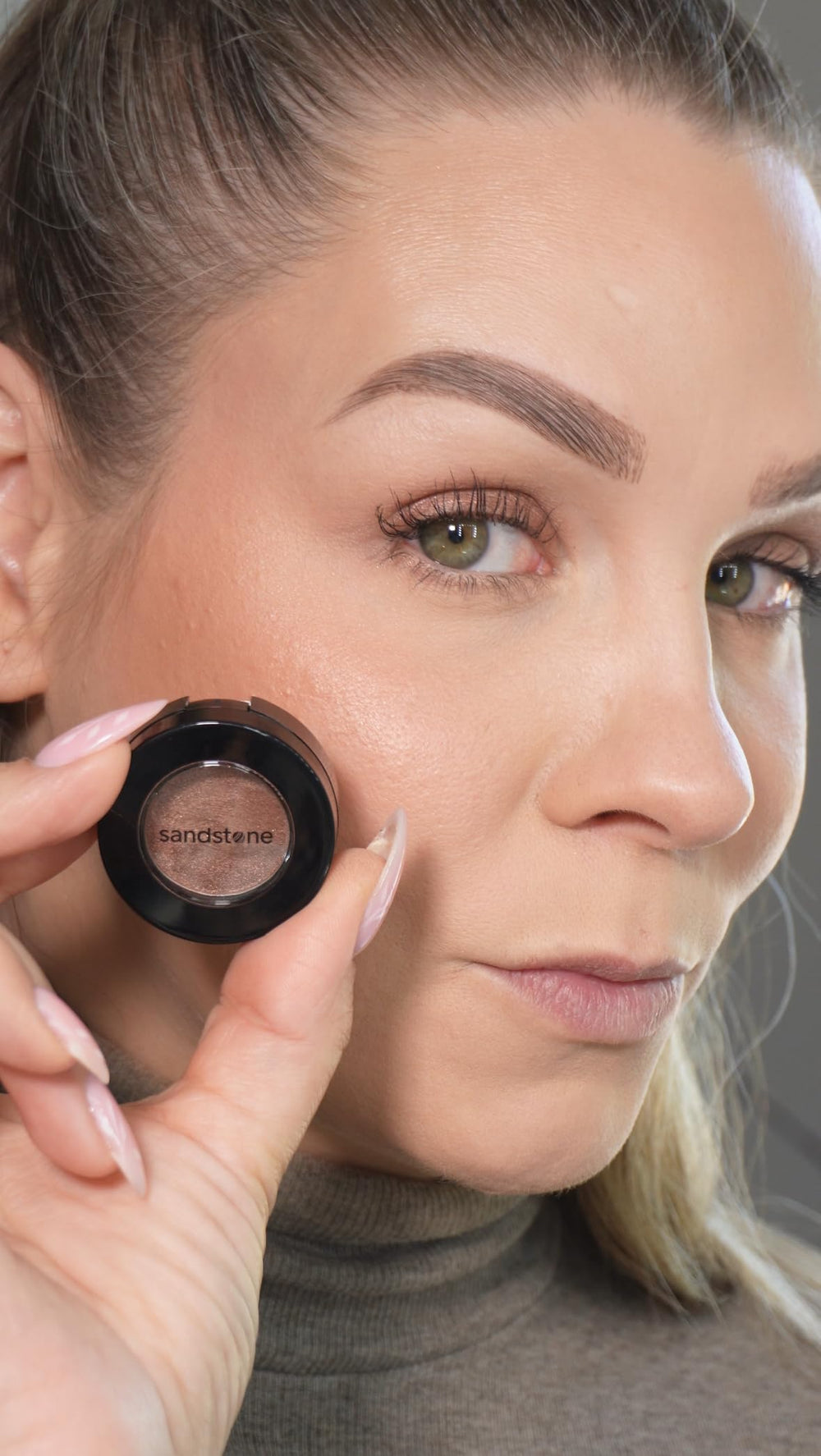 Pigmentation élevée de Sandstone Scandinavia Eyeshadow pour une couleur riche.
