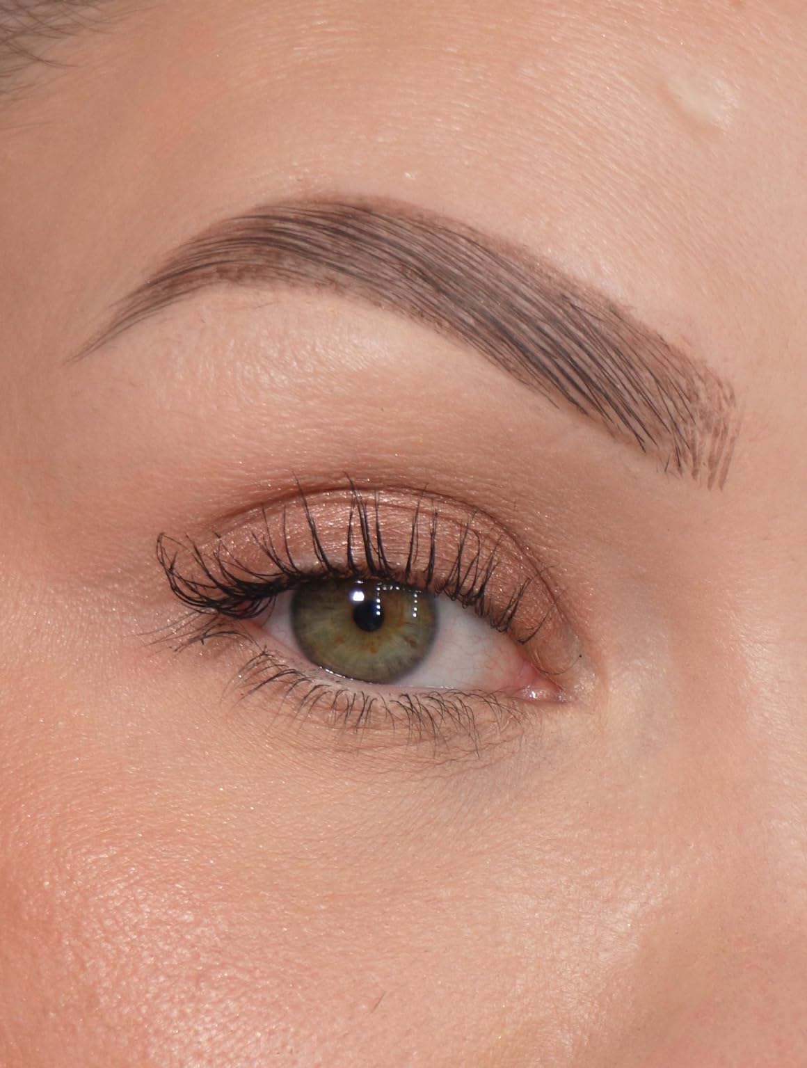 Texture soyeuse de Sandstone Scandinavia Eyeshadow pour estomper facilement.