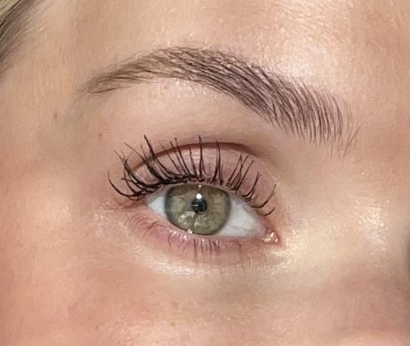 Sandstone Scandinavia Mascara swatch noir - teinte noire profonde et tenue durable.