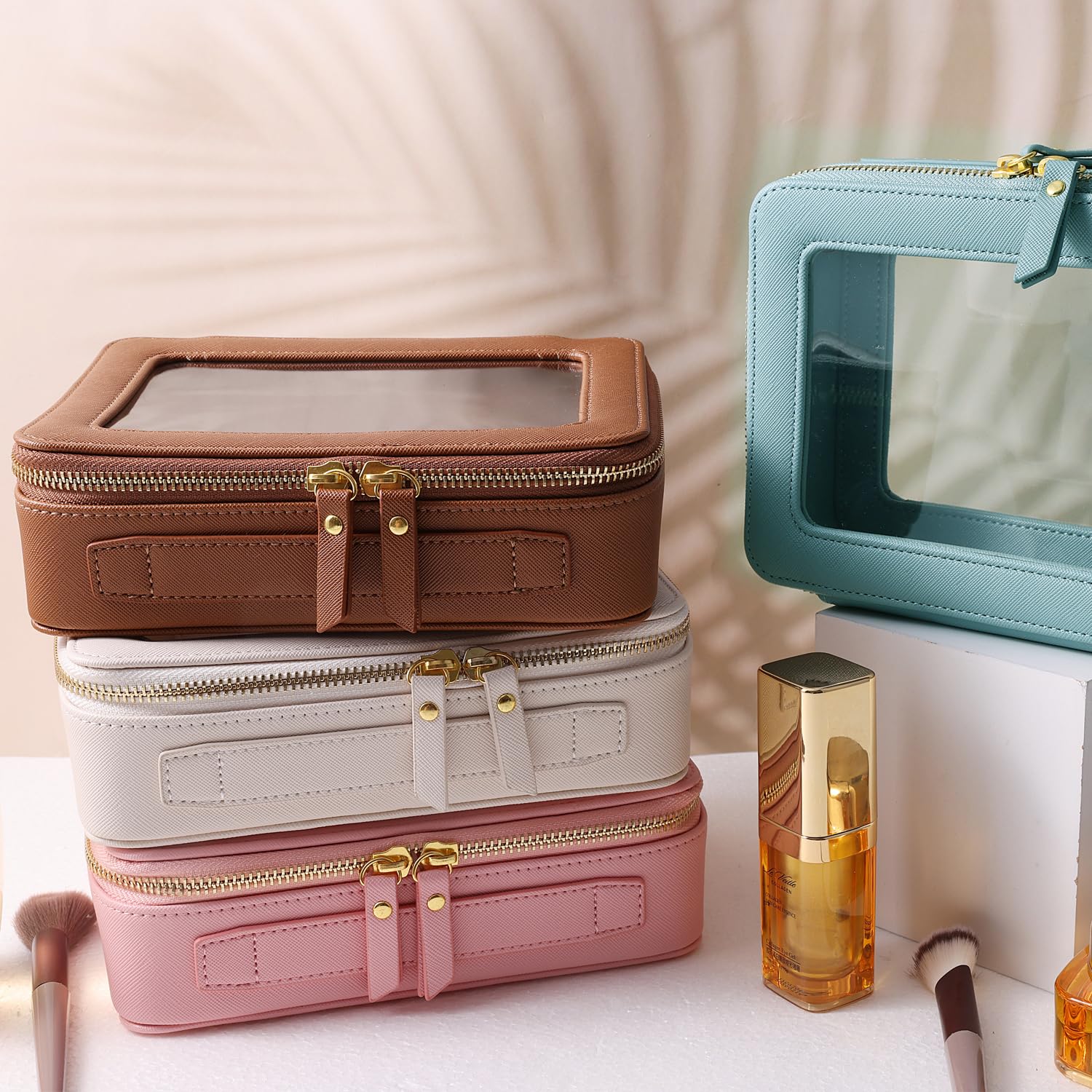 Fermetures dorées et accès rapide pour organiser vos essentiels.