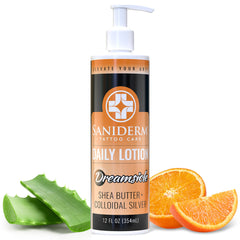 Saniderm Daily Tattoo Lotion — bouteille sur peau, hydratation durable et protection des tatouages.