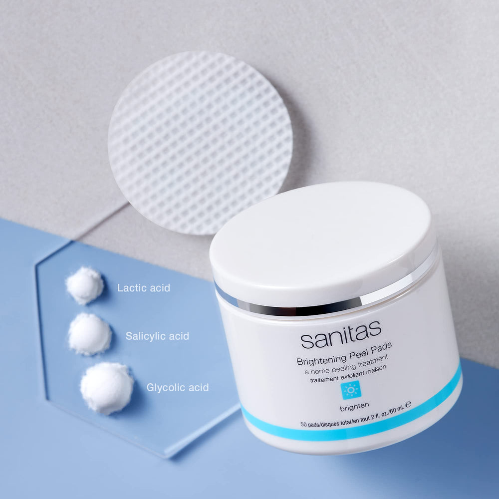 Tampons exfoliants Sanitas Brightening Peel Pads en action pour une peau lumineuse.