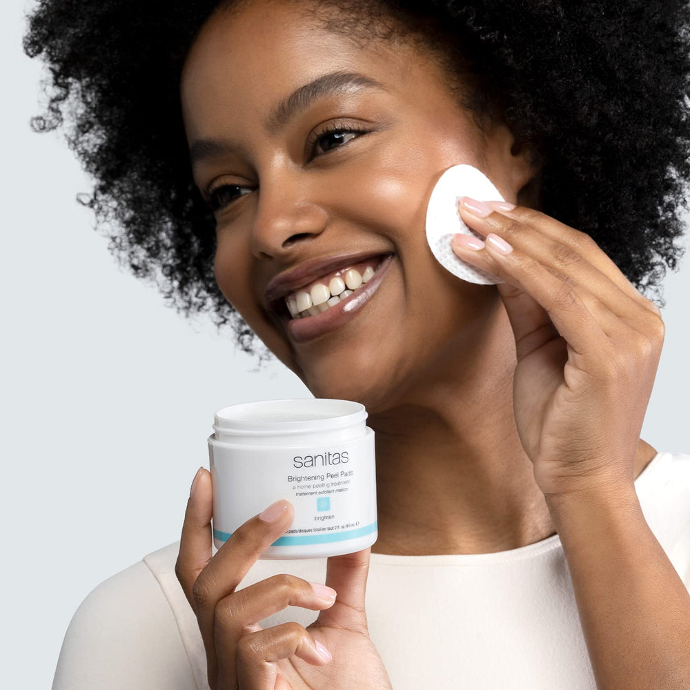 Texture des tampons Sanitas Brightening Peel Pads en gros plan, exfoliation efficace.