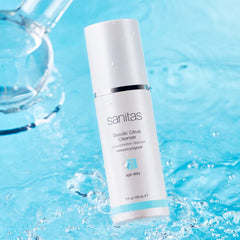 Texture gel du nettoyant Sanitas Glycolique Citron, exfolie en douceur.