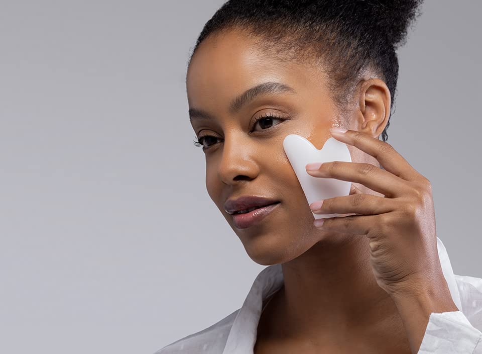 Texture du Sanitas Vita C Serum sur peau, teint plus uniforme.
