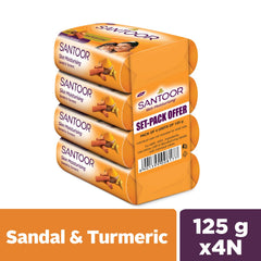 Santoor savon santal et curcuma, mousse crémeuse visible, idéal pour une routine nettoyante.