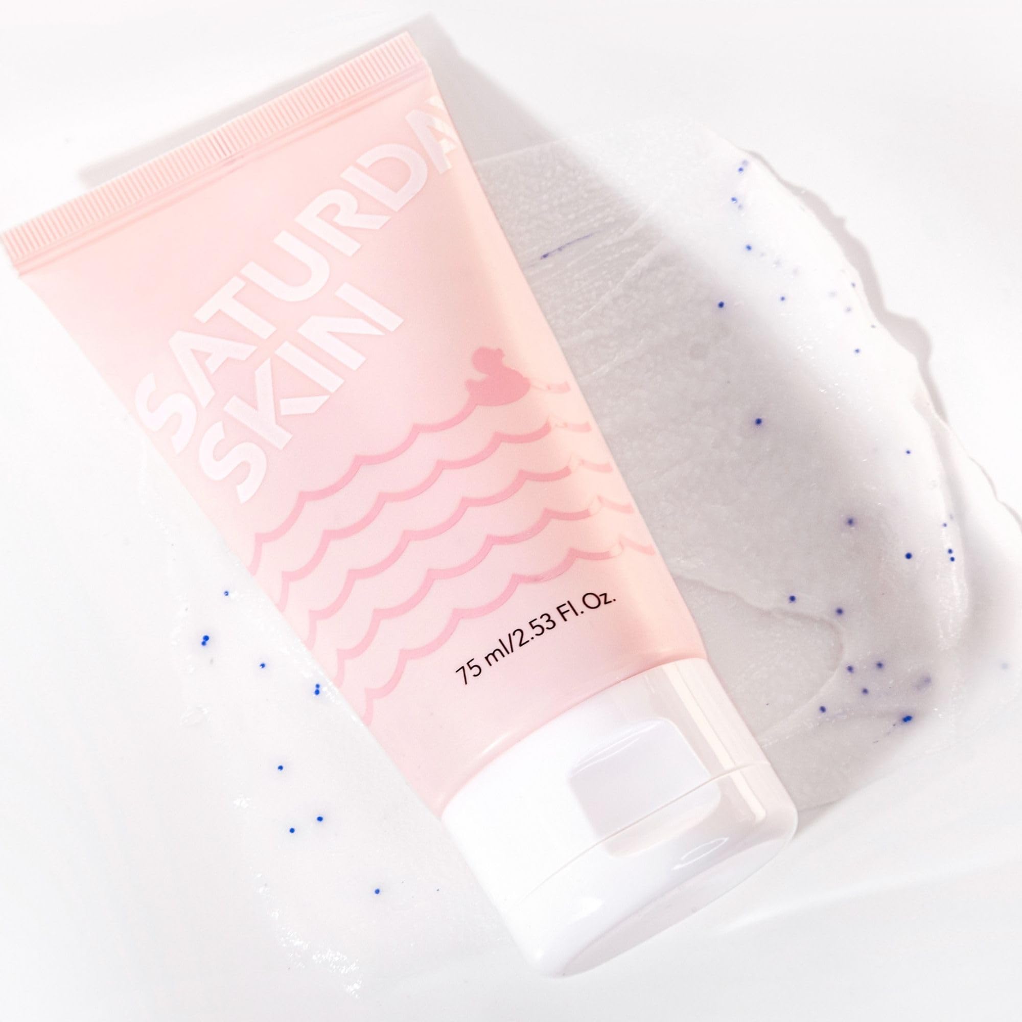 Teint plus lumineux et texture affinée après utilisation par Saturday Skin.
