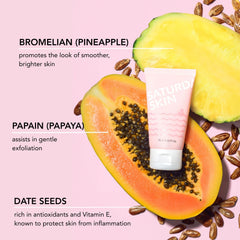 Massage circulaire avec Saturday Skin pour révéler une peau lisse.