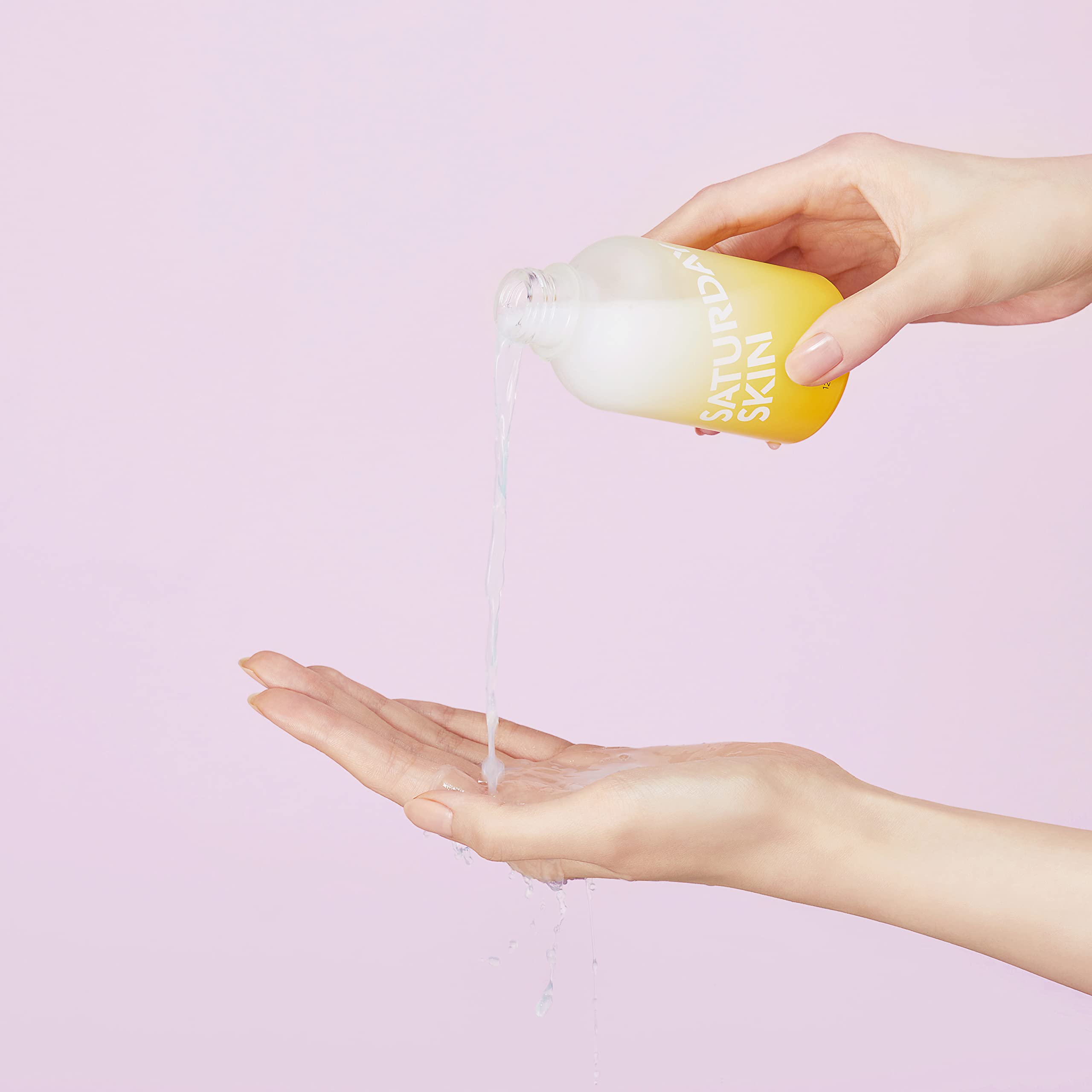 Texture légère du tonique Yuzu qui hydrate durablement la peau.