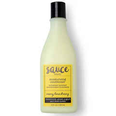 Texture crémeuse du démêlant SAUCE BEAUTY pour cheveux bouclés.