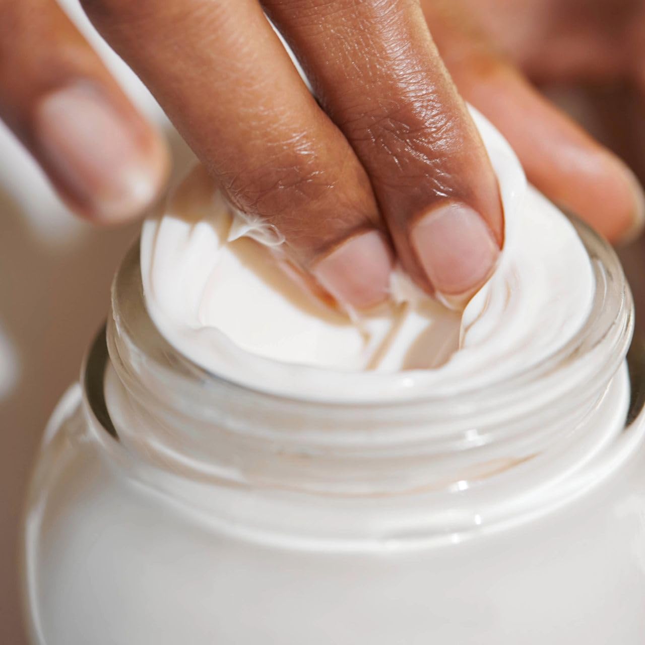 Savannah Bee Company Gelée Royale Body Butter appliquée sur peau, sensation satinée.