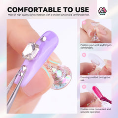SAVILAND porte-ongles-rose-dentelle: support élégant pour tester formes et longueurs.
