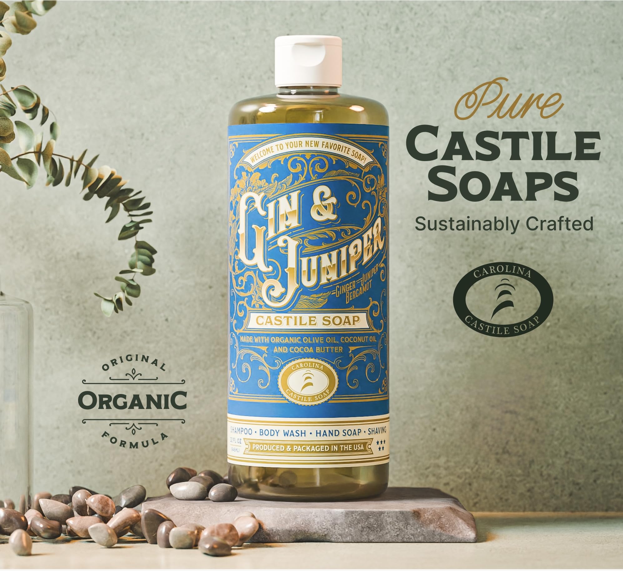 Versement du savon Carolina gin et genièvre dans la main pour nettoyer en douceur