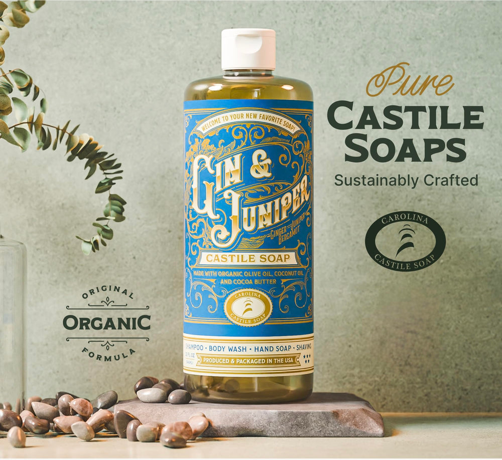 Versement du savon Carolina gin et genièvre dans la main pour nettoyer en douceur