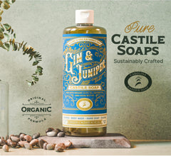 Versement du savon Carolina gin et genièvre dans la main pour nettoyer en douceur
