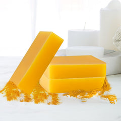 Mousse légère du savon citron curcuma pour un nettoyage efficace.