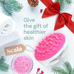 Brosse cellulite Scala sur face bosselée, active la microcirculation et améliore l’efficacité du soin.