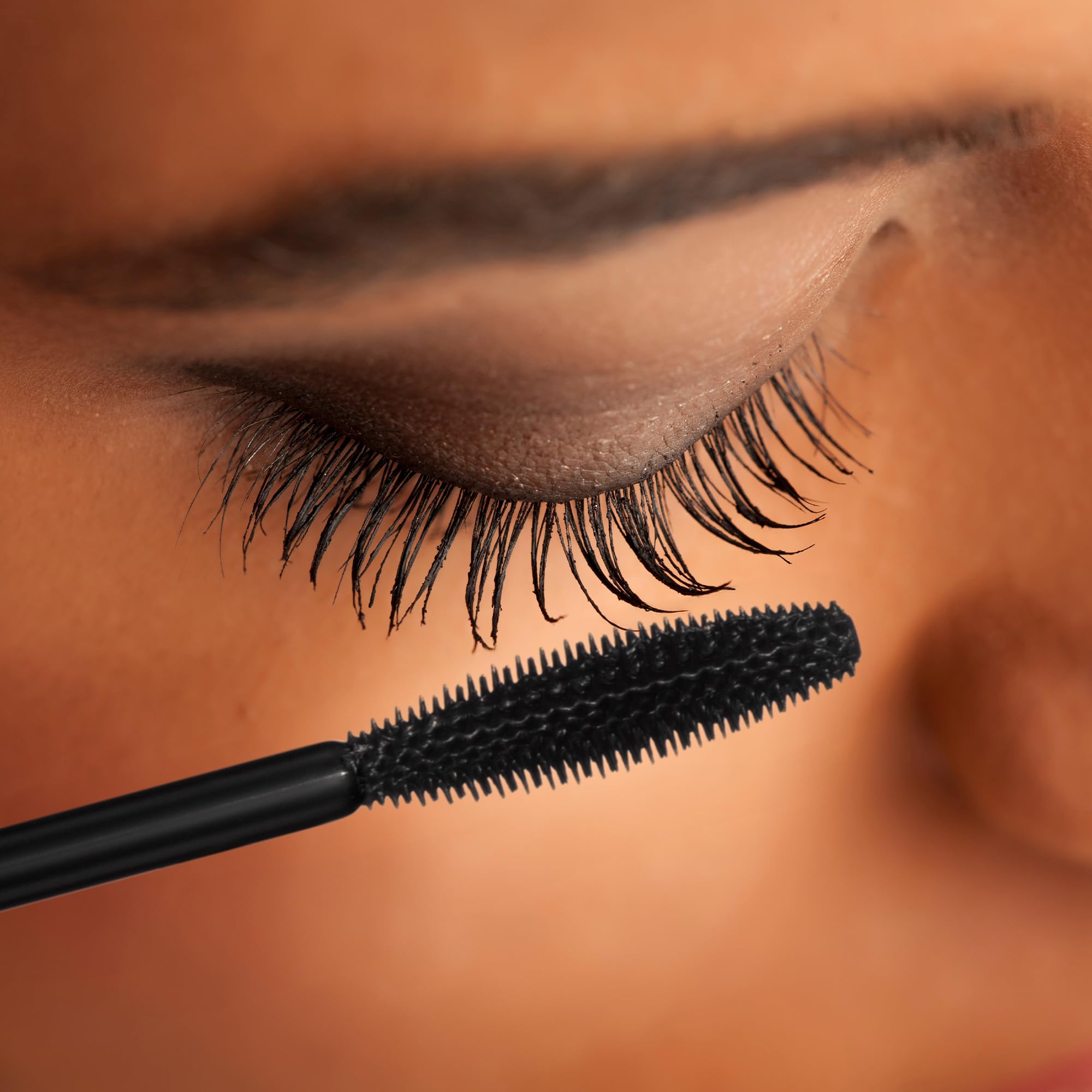 SCENT BEAUTY Dolly-Eyes Mascara smudge-proof formula for all-day wear