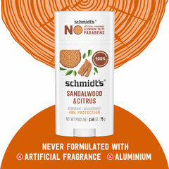 Application du déodorant Schmidt's Santal Bois et Citrus sur peau sèche.